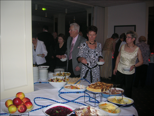 Eis- und Dessert-Buffet mit Gästen